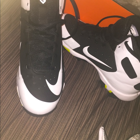 Nike Athletic Cleats: Unisex 6Y - Picture 5 of 6